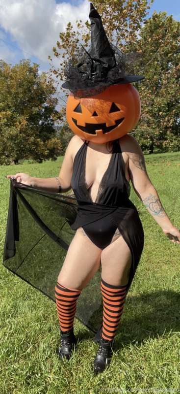 Pumpkin witch 🎃🖤 (not sure why this didn’t post on Halloween.. 14
