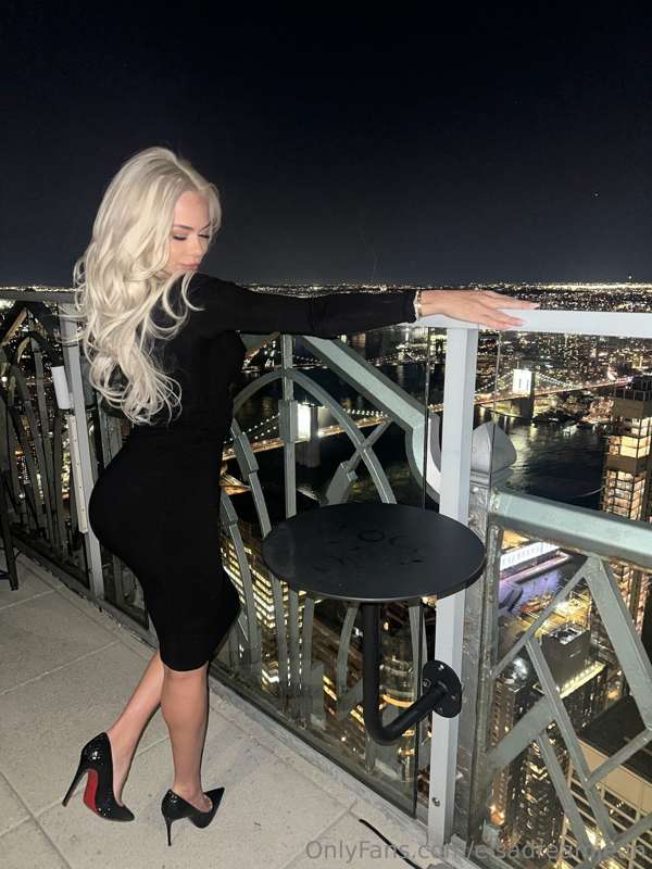 Do you like my outfit? 🖤 1