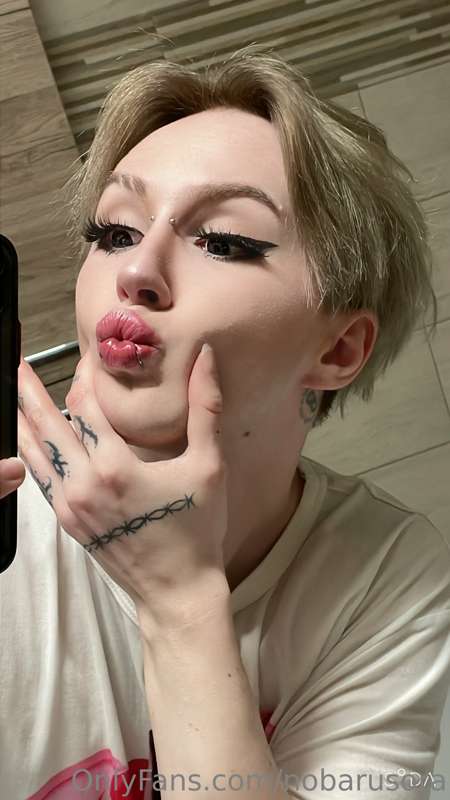 Im still good at doing girly makeup lol 💛