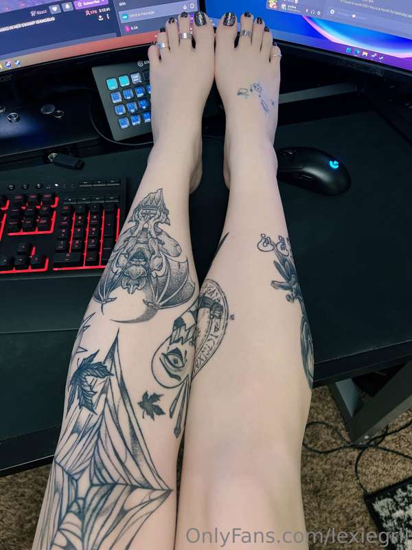 Re painted my toes! Sparkly black 🥵