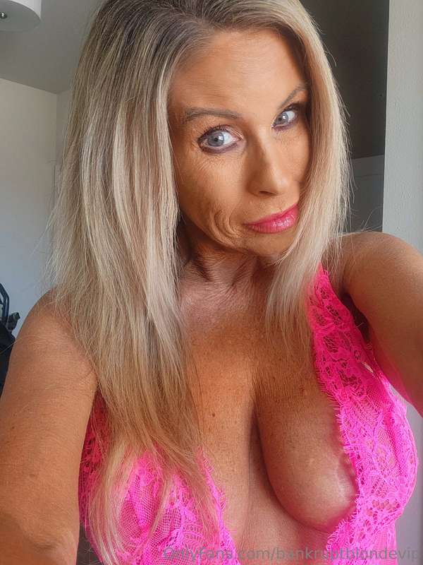 Hottt pinkThis one has definitely gotten too big for meWho w.. 3
