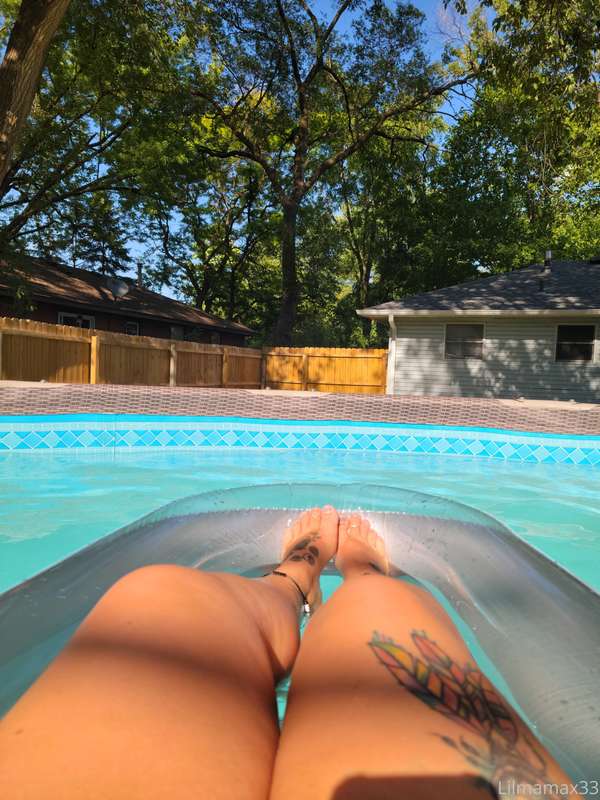 Floating, drinking and tanning