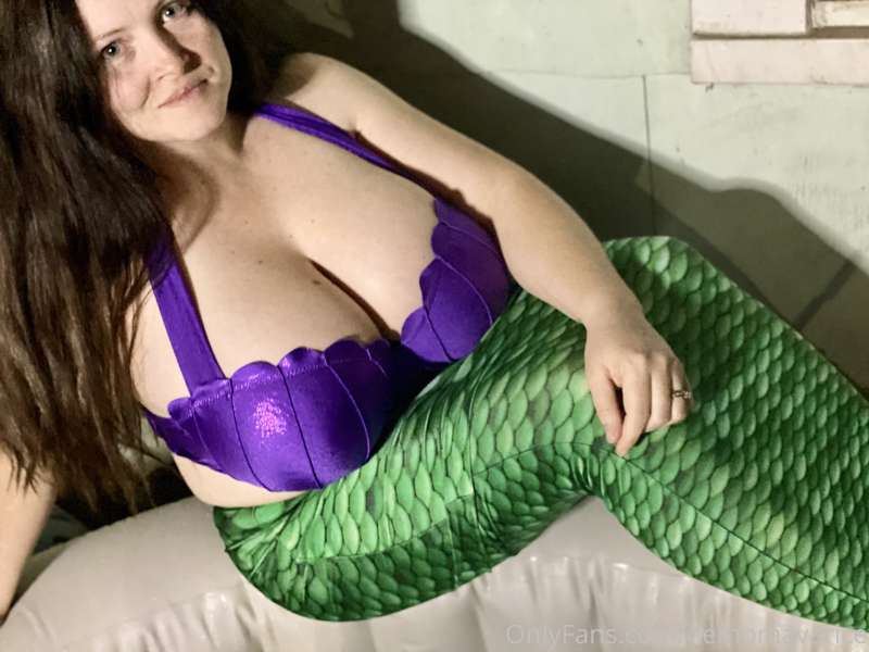 Though I did finally take my mermaid tail into the hot tub 😂 18