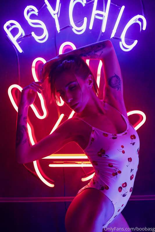 I will be live at 2pm EST! Logging in my Sunday's best (that.. 2