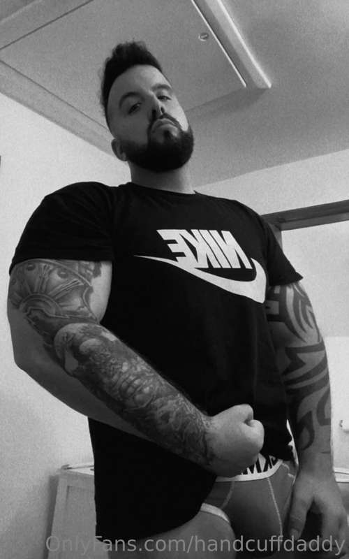 Black and white will keep you up all night 😜💦

**SWIPE RIGHT..