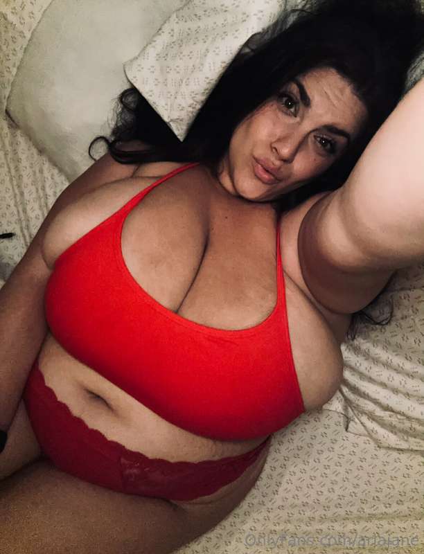 Red looks good on me, wouldn’t you agree?! ❤️😘 3