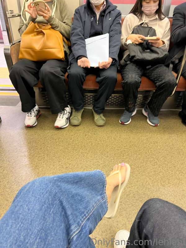 Sneaking pics on the train 💖 5