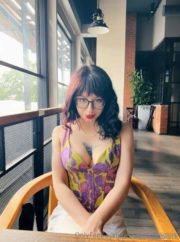 🖤 She’s hot, wild… and actually replies 😏💬 Real talk. Real p..