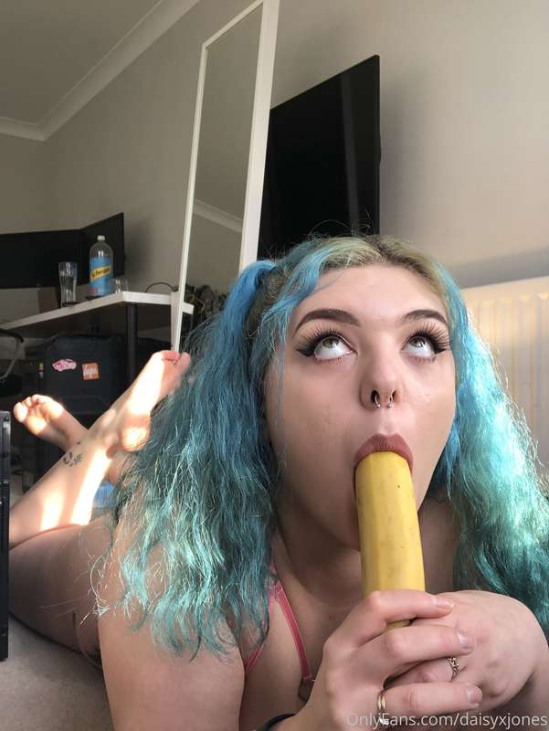 Sucking on my breakfast😝