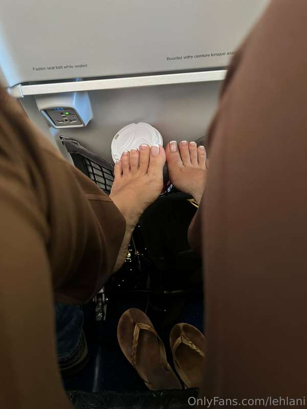 Full flight, middle seat 😩 only thing keeping my spirit up i.. 9