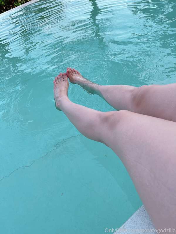 Some FREE thighs at swimming pool for yall 😩👌

P/S: I fotgot.. 6