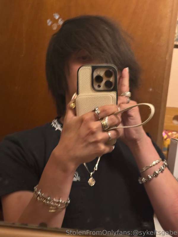 Just a random photo drop of me recently (SFW) :3  4