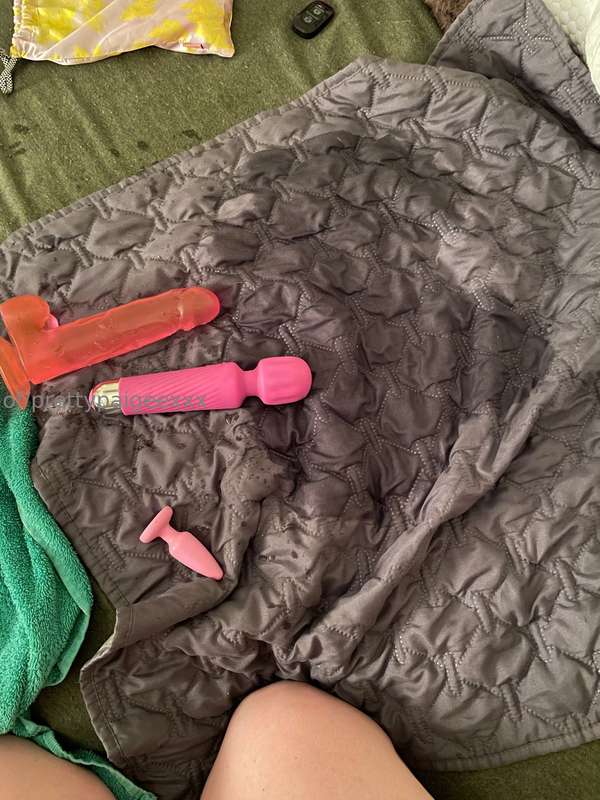 I just beat my pussy UP 🥵💦 look at the mess I made 🥴🤭 I need.. 3