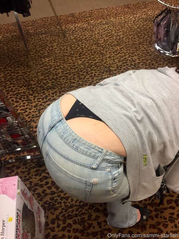 Whaletail in a porn store... a winning combination 🤣😘 8