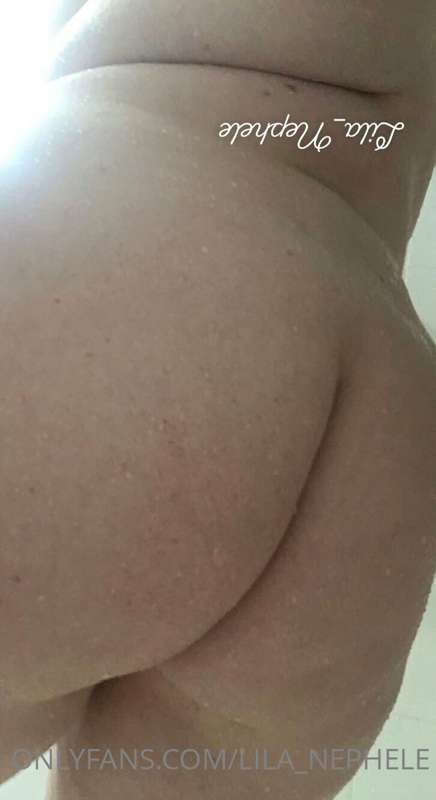 Which booty pic is better?🤔