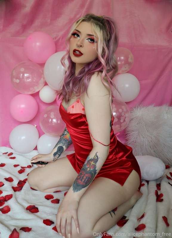 Happy Valentine’s Day 💘
40 pics of me stripping my silky red..