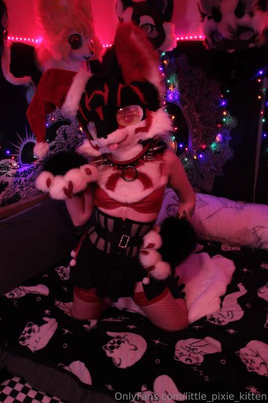 Second Christmas outfit, next post will have less clothes ♡ 3