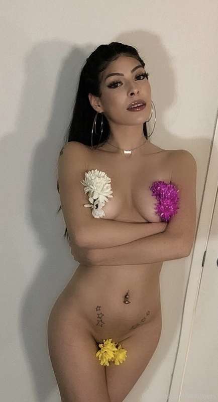 Stop and smell the flowers 🌸🤤🌼