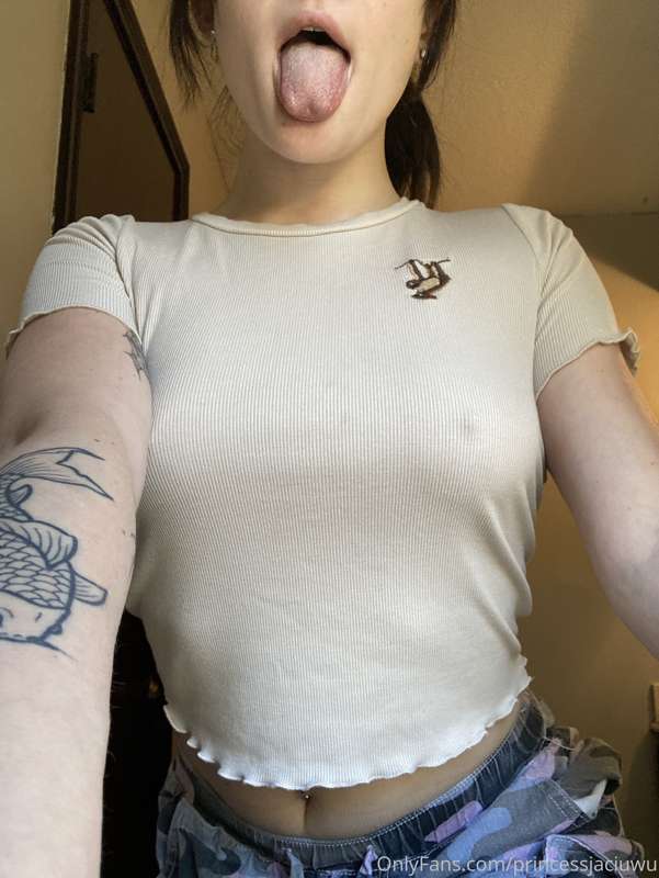 Good afternoon, like my cute shirt? Imagine what’s under it ..