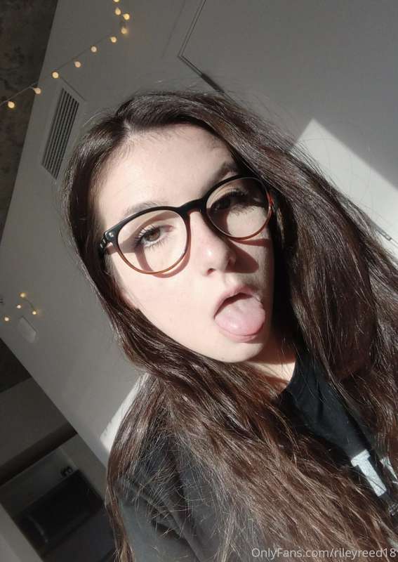 tip $10 then check your dms daddy for a very special gift….😈..