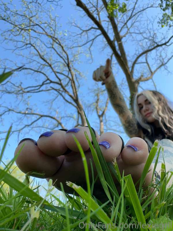 Love how small you look under my sole 😈 3