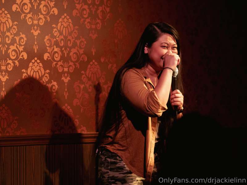 I’ve been having so much fun doing stand up in Chicago! 🥰 ca.. 4
