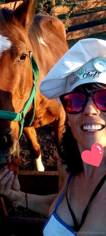 Le encantan las zanahorias 👩‍🍳🥕🥕🥕🐎🐴#lagranjadetalita❤️