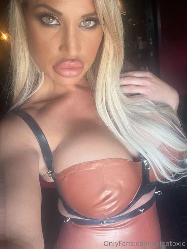 A nice start into the new week from your latex goddess 💋 1