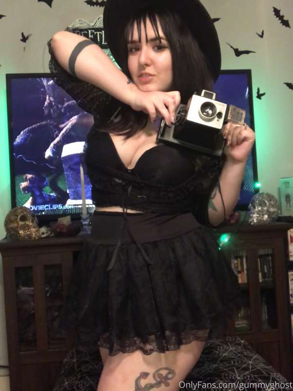 Lydia Deetz cosplay! Will you show me what’s under your shee.. 11