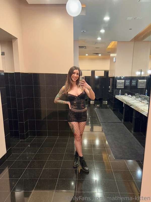 I’m finally at the airport headed back from AVN! I didn’t wi.. 1