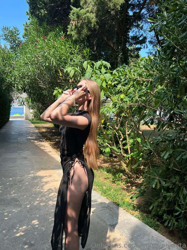 The beauty of women's legs has always attracted attention an..