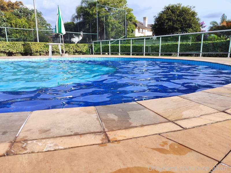 n00dz by the pool. It was hard to hold the camera and stay i..