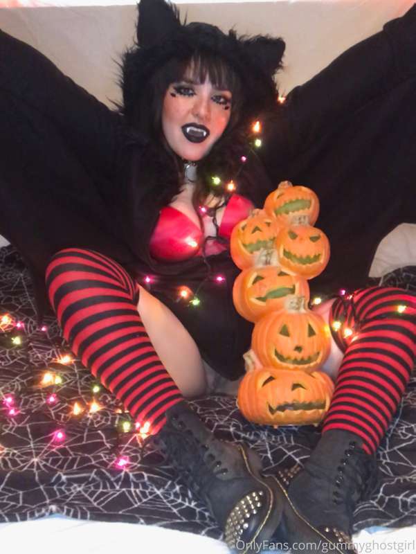 Let me come over and help you decorate for Halloween! 🎃🦇 8