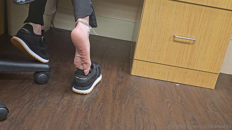 I wish someone would worship my sweaty feet while I'm workin..