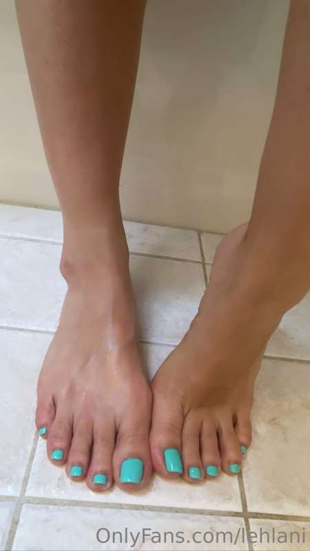 Your favourite pretty toes, out the shower and lotioned up 🧴.. 5