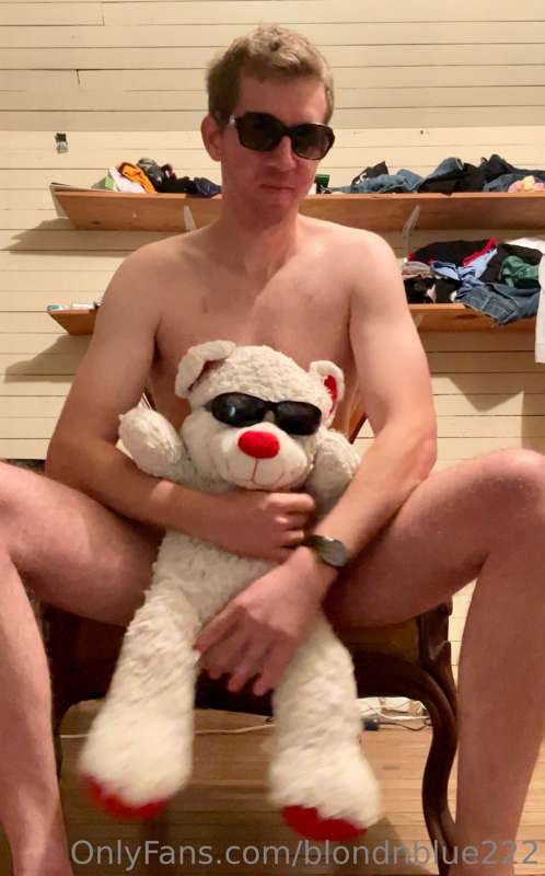 🐻‍❄️ More SFW pics of me holding up Sarah Bearah like a buck.. 3