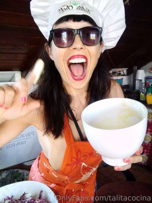 Mayo alioli

2 huevos limpios
1 cdita de sal marina 
1 dient..