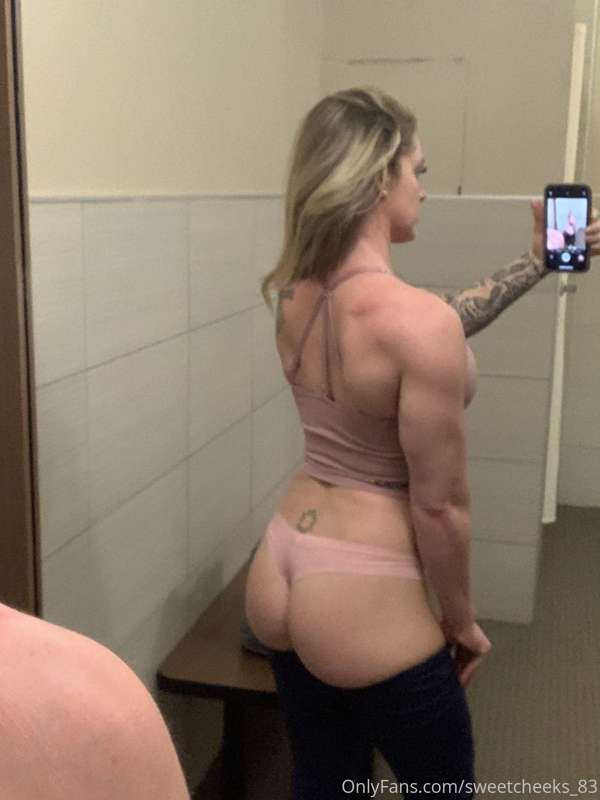 Gym selfies for you. I know you want this hot sexy toned mil..