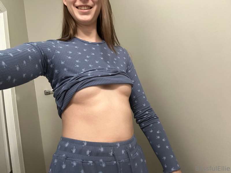 It’s a Christmas miracle! I finally have underboob 😝I notice.. 1