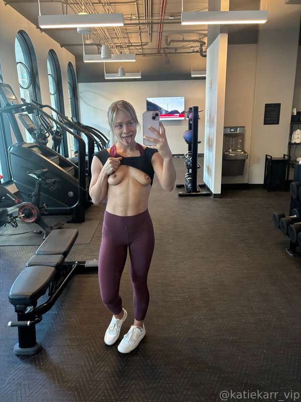 Sweaty gym sesh to start the day 😜 2