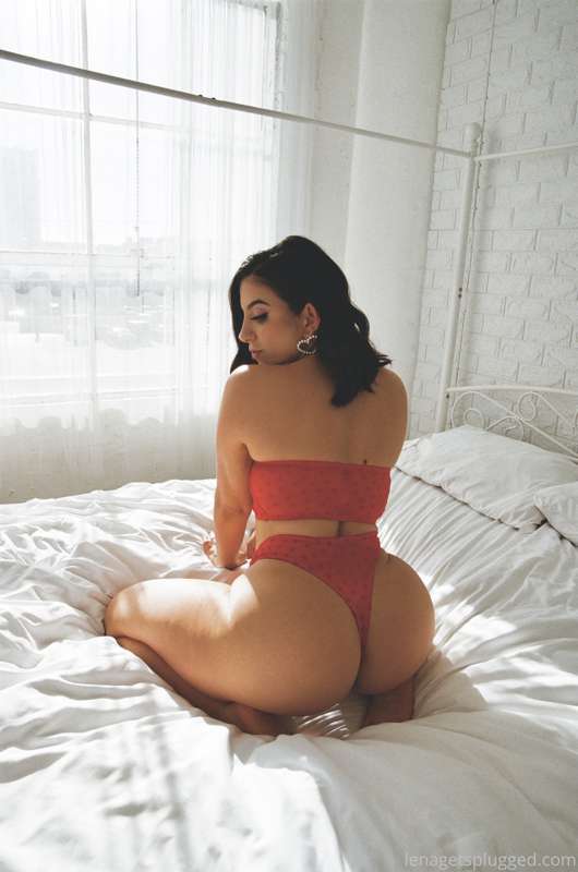 Tell me your naughtiest fantasies in the DMs 😈
