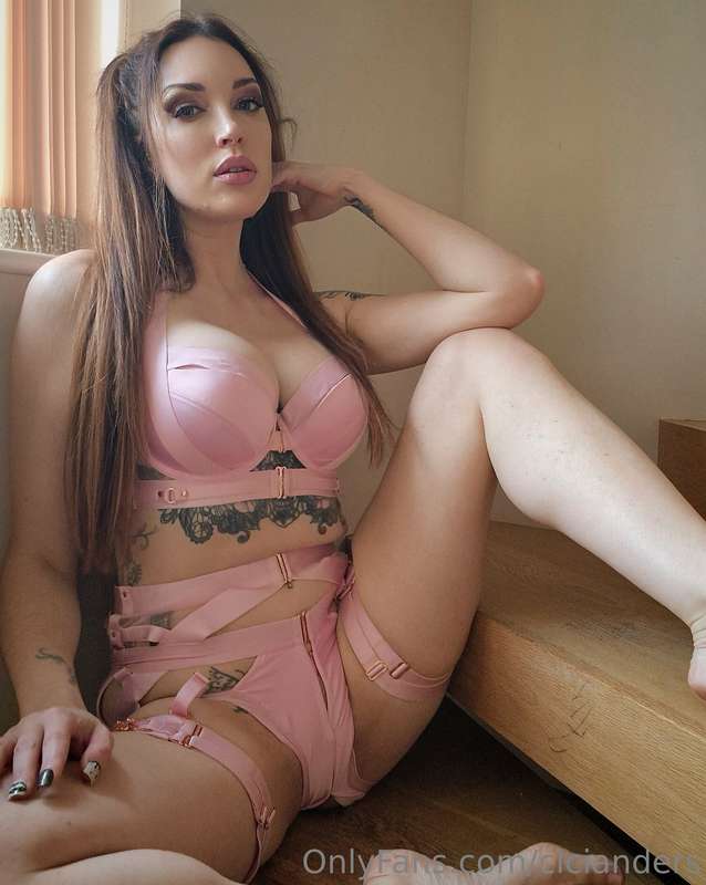 Legs spread 👀