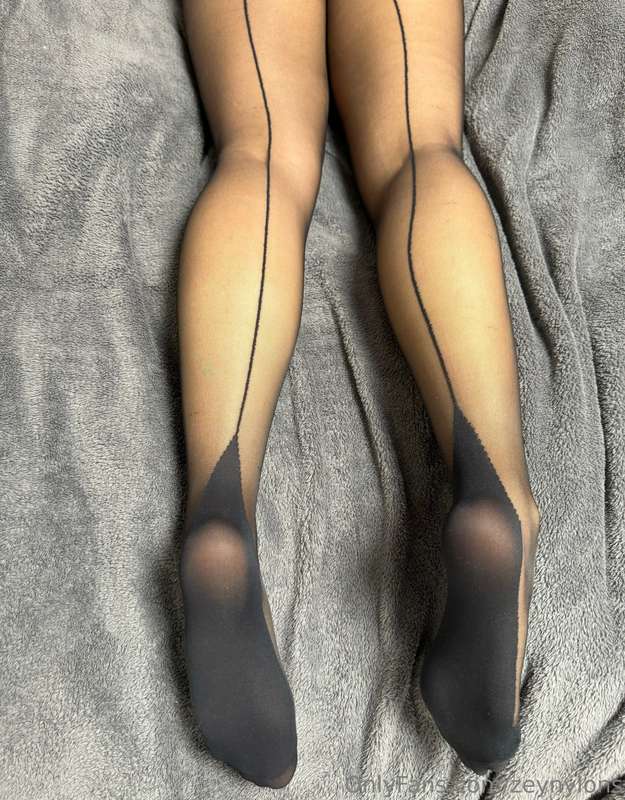 Komm zu mir ins Bett. Ich erwarte dich in meinen Nylons und ..