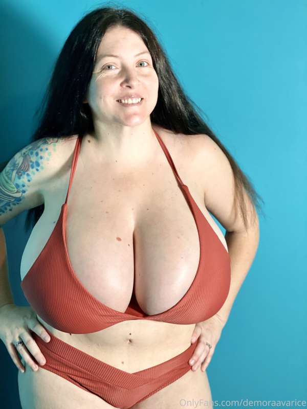 Bra seems like it fits til you see it from below 😅. At least.. 10