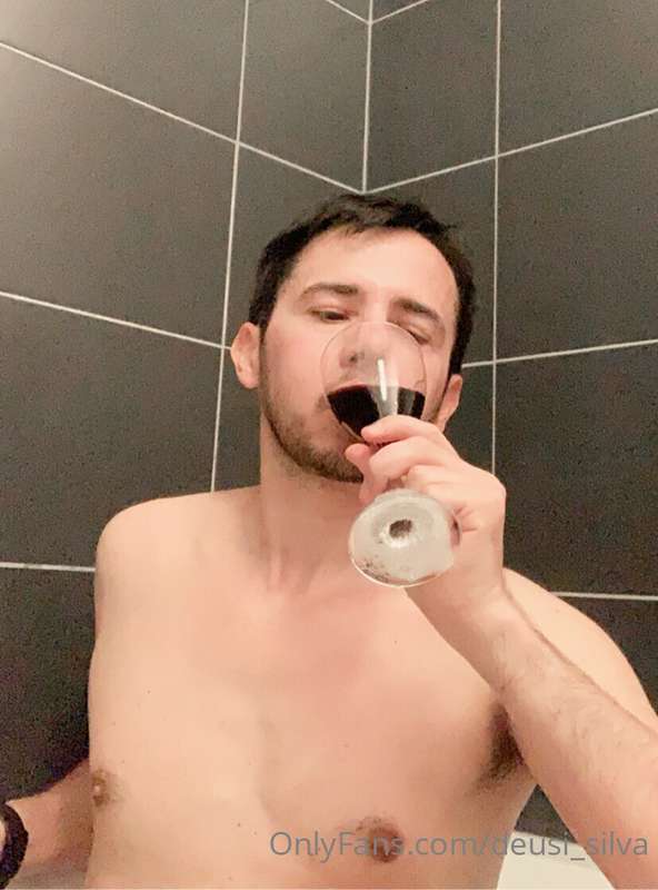 Drinking this delicious wine 🍷 during my bath.😜