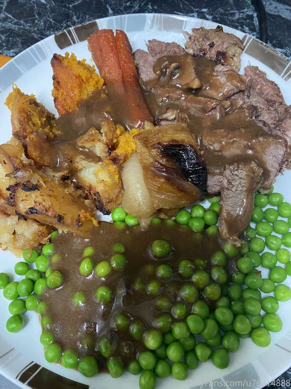 😘🥰😉 Anybody want to come over for dinner sometime? 🤤 1