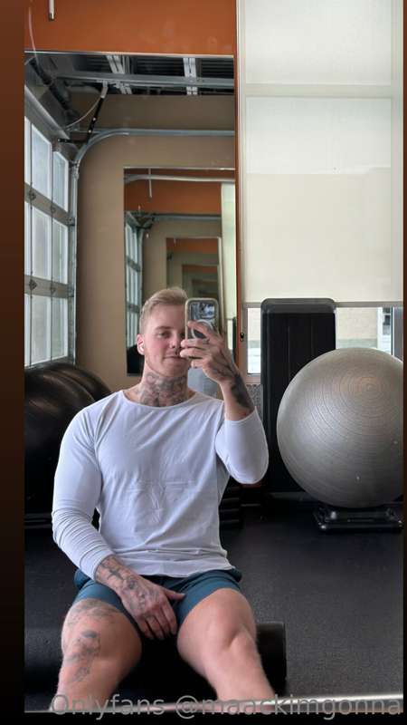 Finally back in town, some one come suck my cock at the gym...