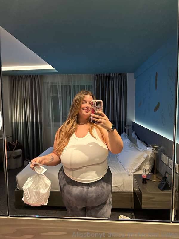One thing ima do is order takeout to my Hotel 🤪 4