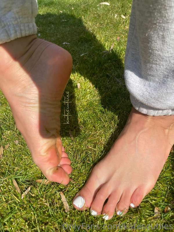 Feet in the grass💚 5