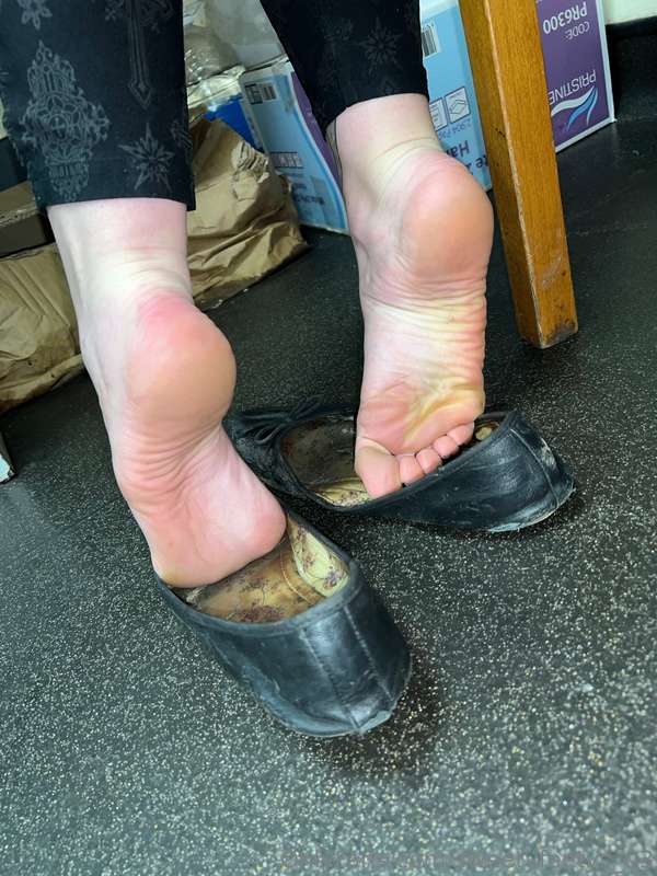 How about some cheeky feet pics at work ? 🤭 8
